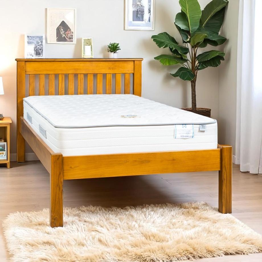 เตียงไม้สักแท้ ดีไซน์หัวเตียงวางของได้ – ขนาด 3.5 ฟุต เตียงไม้สักแท้รุ่นหัวเตียงอเนกประสงค์ ออกแบบให้ใช้งานได้มากกว่าการนอน ด้วยพื้นที่หัวเตียงแบบร่องลึก สามารถวางของใช้ส่วนตัวได้อย่างสะดวก เช่น แว่นตา โทรศัพท์มือถือ หนังสือ หรือของตกแต่งเล็ก ๆ น้อย ๆ  🔸 ขนาด 3.5 ฟุต เหมาะสำหรับห้องเดี่ยว ห้องพัก หรือหอพัก 🔸 หัวเตียงแบบมีชั้นวางในตัว สะดวกต่อการหยิบใช้งาน 🔸 ผลิตจากไม้สักแท้ทั้งตัว แข็งแรง ทนทาน ไม่กลัวปลวก 🔸 รองรับน้ำหนักได้ดี โครงสร้างไม่โยกไม่เสียงดัง 🔸 ดีไซน์เรียบหรู เข้าได้กับทุกสไตล์การตกแต่งห้อง  ✨ เพิ่มความเป็นระเบียบ พร้อมความอบอุ่นจากงานไม้ธรรมชาติ  📲 สอบถามรายละเอียดเพิ่มเติม | Line ID: @udomfurnitureshop 🚛 จัดส่งทั่วประเทศ | สั่งผลิตตามขนาดได้