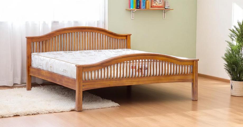 เตียงไม้สักรุ่นโซเฟีย ขนาด 6 ฟุต โดดเด่นด้วยหัวเตียงและปลายเตียงทรงโค้งเว้า ให้ความรู้สึกอ่อนช้อย สวยงามแบบมีเอกลักษณ์ ผลิตจากไม้สักแท้ โครงสร้างแข็งแรง ไม่โยก ไม่เสียงดัง เหมาะสำหรับห้องนอนที่ต้องการความอบอุ่นและหรูหราในเวลาเดียวกัน