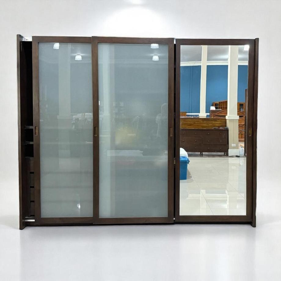 ตู้เสื้อผ้าไม้สักแท้ดีไซน์ทันสมัย มาพร้อมบานเลื่อน 3 บาน — บานกระจกฝ้า 2 บาน และบานกระจกเงา 1 บาน เพิ่มความหรูหราและใช้งานได้จริง ทั้งจัดเก็บเสื้อผ้าอย่างเป็นระเบียบ และเพิ่มมิติให้ห้องดูกว้างขึ้น ภายในออกแบบแบ่งเป็นสัดส่วน มีทั้งราวแขวนเสื้อ ชั้นวางของ และลิ้นชักเก็บของ ใช้งานสะดวก แข็งแรง ทนทาน ผลิตจากไม้สักแท้ทั้งใบ รับประกันความคงทนหลายปี จุดเด่นสินค้า: ✔ ผลิตจากไม้สักแท้ 100% แข็งแรง ทนทานต่อการใช้งาน ✔ บานเลื่อนกระจกฝ้าช่วยพรางสายตา ดูเรียบหรู ✔ กระจกเงาเต็มบาน ใช้ส่องแต่งตัว เพิ่มความโปร่งให้ห้อง ✔ แบ่งช่องเก็บของภายในเป็นระเบียบ ใช้งานคุ้มค่า ✔ ดีไซน์โมเดิร์น เข้ากับห้องนอนทุกสไตล์ ขนาดโดยประมาณ: กว้าง 240 ซม. ลึก 60 ซม. สูง 220 ซม.