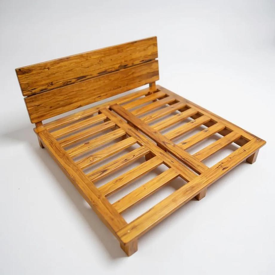 เตียงไม้สักแท้ 100% ขนาดมาตรฐาน – ราคา 29,000 บาท เติมความอบอุ่นให้ห้องนอนของคุณด้วยเตียงไม้สักแท้ ดีไซน์เรียบง่ายแต่แฝงไปด้วยความแข็งแรงและความประณีตในทุกชิ้นงาน ผลิตจากไม้สักแท้ 100% ผ่านการอบแห้งอย่างถูกวิธี ป้องกันการหดตัวและการบิดงอ พร้อมโครงสร้างแน่นหนา รองรับน้ำหนักได้ดีเยี่ยม เหมาะสำหรับการใช้งานระยะยาว คุณสมบัติเด่น: • ผลิตจากไม้สักแท้ 100% (ไม่ผสมไม้อื่น) • โครงสร้างแข็งแรง ทนทาน ใช้งานได้หลายสิบปี • ดีไซน์หัวเตียงไม้เต็มแผ่น เรียบหรู สไตล์ธรรมชาติ • พื้นเตียงไม้ระแนงแน่น ไม่ยุบ ไม่โยก • เคลือบน้ำยาเนื้อไม้ชั้นดี ป้องกันปลวกและความชื้น