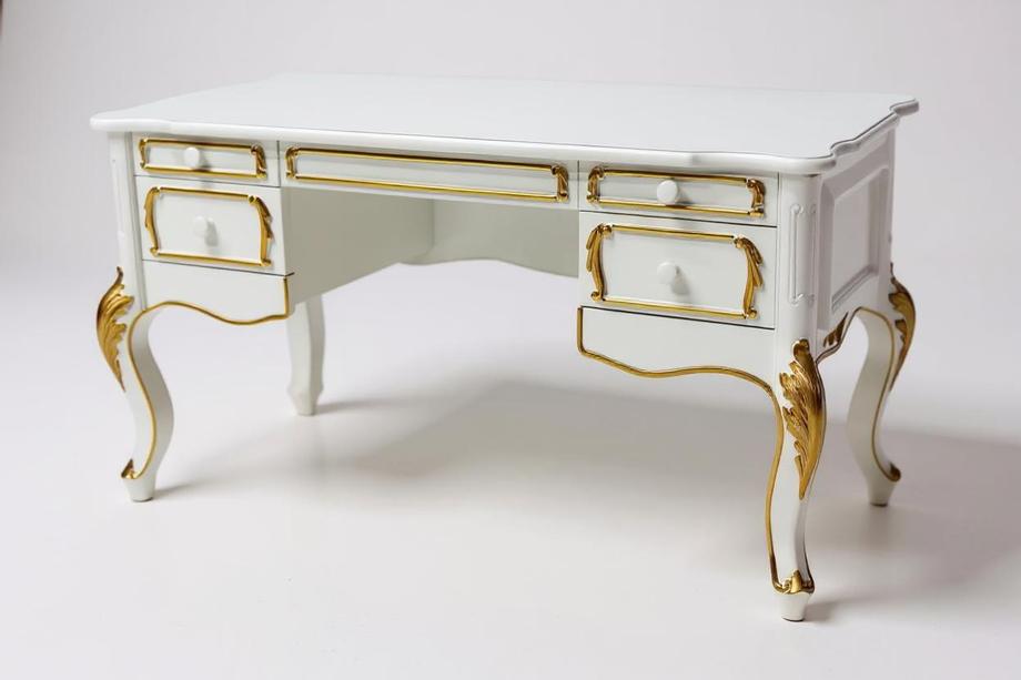 โต๊ะทำงานสไตล์หลุยส์ สีขาวคาดทอง เพิ่มความหรูหราให้พื้นที่ทำงานของคุณด้วยโต๊ะทำงานสไตล์หลุยส์ ดีไซน์คลาสสิกเหนือกาลเวลา ผลิตจากวัสดุคุณภาพสูง เคลือบสีขาวเนียนตัดด้วยเส้นขอบและลวดลายทองอ่อนชวนสะดุดตา ขาโค้งแกะสลักอย่างประณีต เสริมบรรยากาศหรูหราและอ่อนหวานในทุกมุมห้อง มาพร้อมลิ้นชักหลายช่องสำหรับจัดเก็บเอกสารและอุปกรณ์อย่างเป็นระเบียบ เหมาะทั้งใช้ในห้องทำงานส่วนตัวหรือห้องนั่งเล่นเพื่อเสริมความสง่างามให้กับบ้านของคุณ