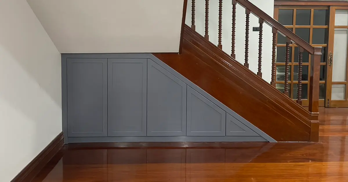 ไอเดียเปลี่ยนมุมอับใต้บันได เป็นตู้บิ้วท์อินเก็บของสุดพรีเมียม นัดวัดพื้นที่ฟรี