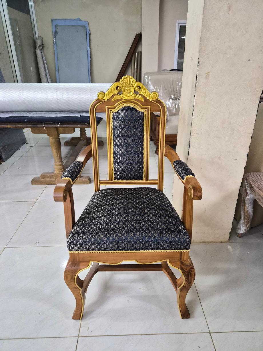 เก้าอี้รับรองแบบทางการ